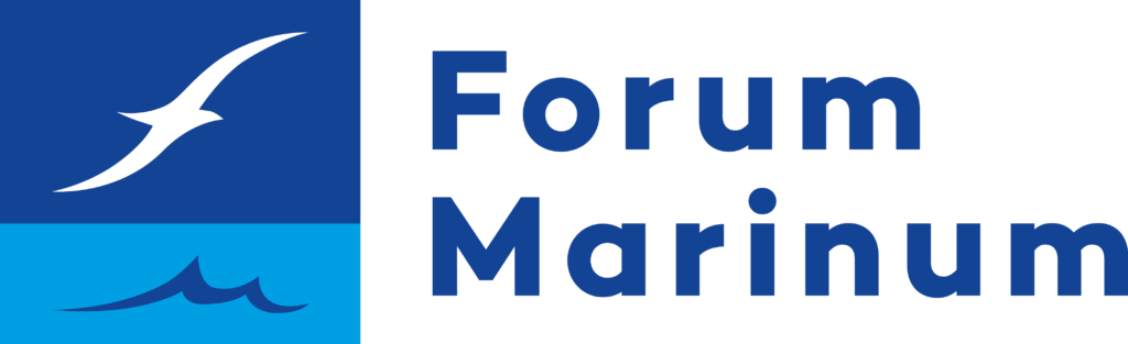 Sininen logo, jossa tekstinä Forum Marinum oikealla rivitettynä. Vasemmalla on sininen neliö, jonka alaosa on vaaleamman sävyinen sininen ja ylempi tumman sininen. Tummassa suorakulmiossa on valkoinen vino f-kirjain joka näyttää lokilta, ja alemmassa vaaleassa suorakulmiossa on tummansininen m-kirjain joka näyttää meren aallolta.